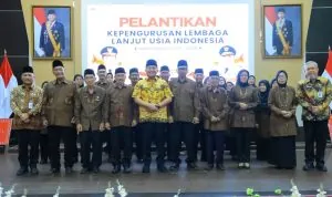 Gubernur Sumsel Herman Deru berfoto bersama jajaran pengurus LLI Provinsi Sumatera Selatan masa bhakti 2025-2030 yang baru dilantik.