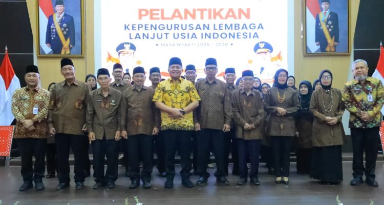 Gubernur Sumsel Herman Deru berfoto bersama jajaran pengurus LLI Provinsi Sumatera Selatan masa bhakti 2025-2030 yang baru dilantik. Gubernur Sumsel Herman Deru berfoto bersama jajaran pengurus LLI Provinsi Sumatera Selatan masa bhakti 2025-2030 yang baru dilantik.