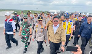 Gubernur Sumsel Herman Deru didampingi Kapolda dan Pangdam saat meninjau kesiapan infrastruktur mudik di Jembatan Musi V Palembang.