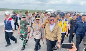 Gubernur Sumsel Herman Deru didampingi Kapolda dan Pangdam saat meninjau kesiapan infrastruktur mudik di Jembatan Musi V Palembang.