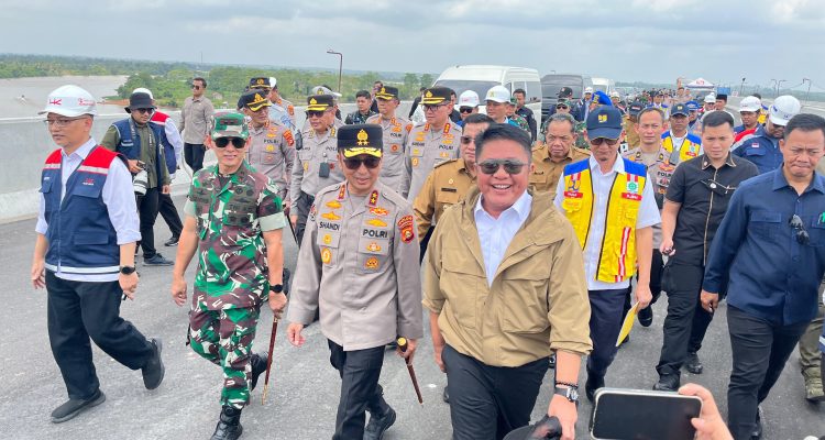 Gubernur Sumsel Herman Deru didampingi Kapolda dan Pangdam saat meninjau kesiapan infrastruktur mudik di Jembatan Musi V Palembang. Gubernur Sumsel Herman Deru didampingi Kapolda dan Pangdam saat meninjau kesiapan infrastruktur mudik di Jembatan Musi V Palembang.