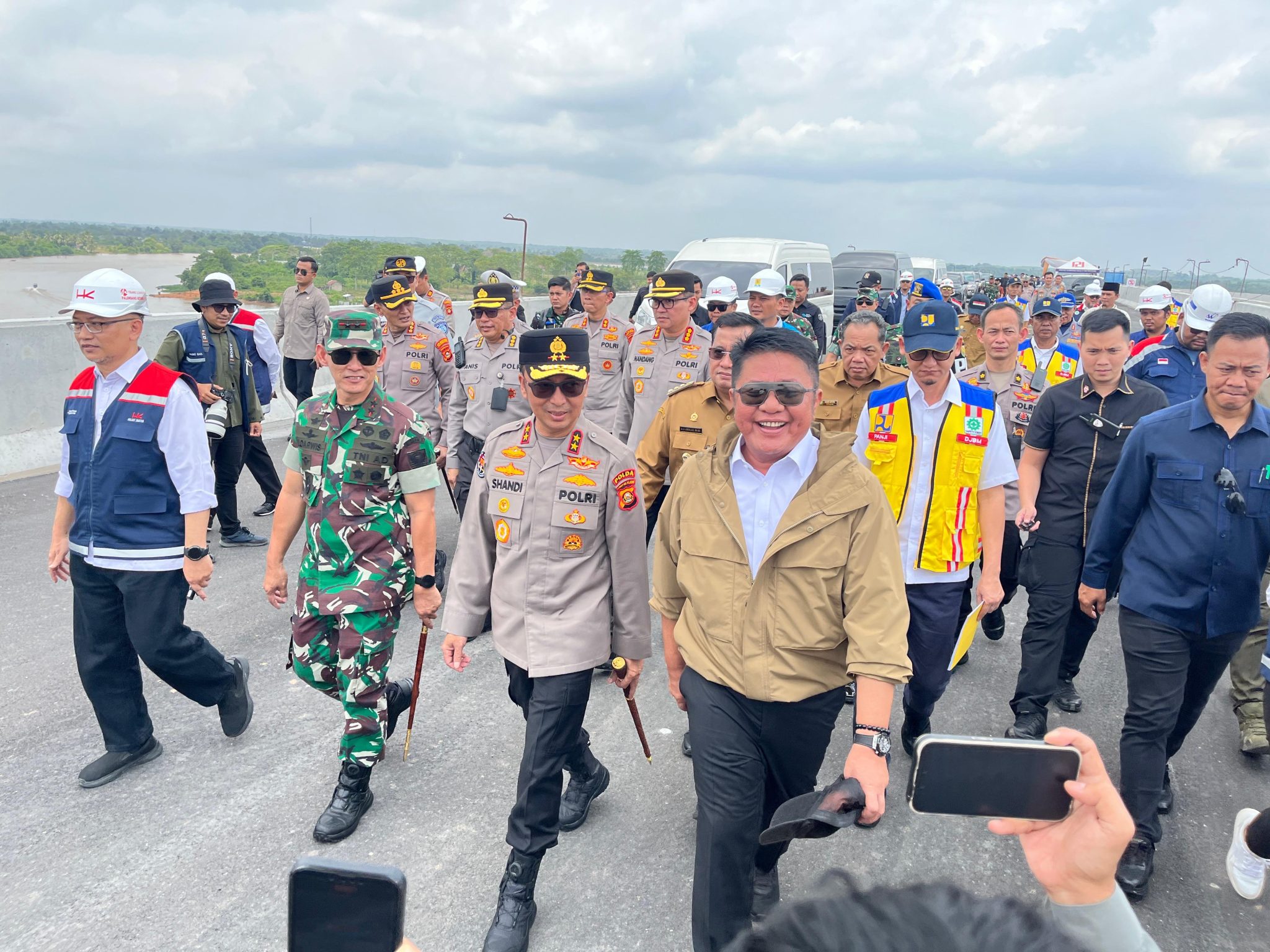 Gubernur Sumsel Herman Deru didampingi Kapolda dan Pangdam saat meninjau kesiapan infrastruktur mudik di Jembatan Musi V Palembang.