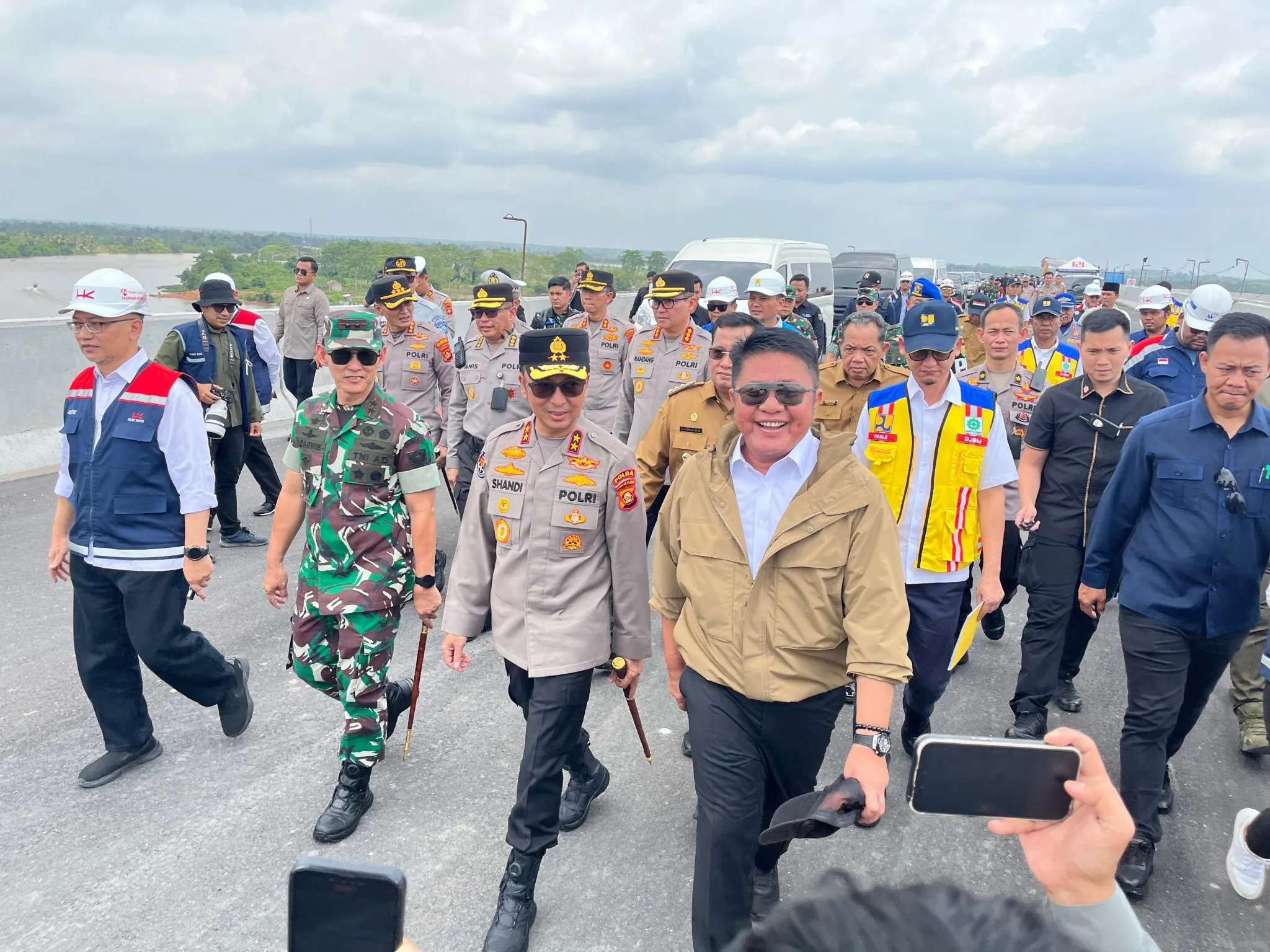 Gubernur Sumsel Herman Deru didampingi Kapolda dan Pangdam saat meninjau kesiapan infrastruktur mudik di Jembatan Musi V Palembang. Gubernur Sumsel Herman Deru didampingi Kapolda dan Pangdam saat meninjau kesiapan infrastruktur mudik di Jembatan Musi V Palembang.