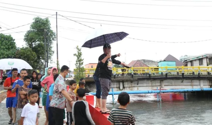 Doc : Herman Deru saat tinjau banjir di Kota Palembang