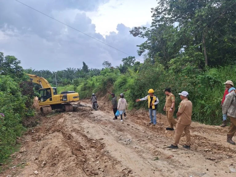 Respon cepat ditunjukkan Pemkab Muba dalam menangani keluhan masyarakat terkait kerusakan jalan di Desa Mekar Jaya, Kecamatan Jirak Jaya.
