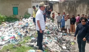 Wali kota Palembang Ratu Dewa Meninjau tumpukan sampah disalah satu titik wilayah kota Palembang.