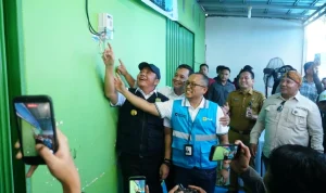 Gubernur Sumatera Selatan, H. Herman Deru, meresmikan pengoperasian grid extension untuk peningkatan tegangan layanan listrik di Desa Kenten Laut, Kabupaten Banyuasin.
