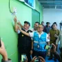Gubernur Sumatera Selatan, H. Herman Deru, meresmikan pengoperasian grid extension untuk peningkatan tegangan layanan listrik di Desa Kenten Laut, Kabupaten Banyuasin.