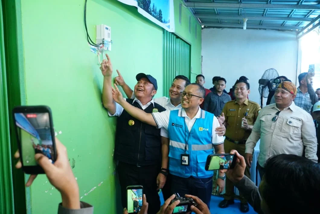 Gubernur Sumatera Selatan, H. Herman Deru, meresmikan pengoperasian grid extension untuk peningkatan tegangan layanan listrik di Desa Kenten Laut, Kabupaten Banyuasin.