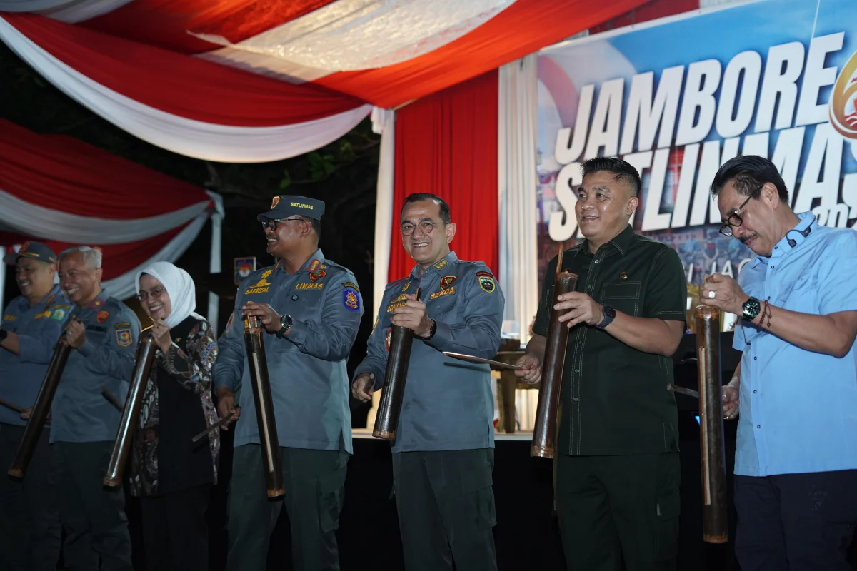 Sekretaris Daerah (Sekda) Provinsi Sumatera Selatan, Dr. H. Edward Candra, secara resmi menghadiri pembukaan Jambore Satuan Perlindungan Masyarakat (Satlinmas) Tahun 2026 di Plaza Lapangan Tembak, Jakabaring Sport City.