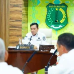 Bupati Musi Banyuasin, M. Toha Tohet, menegaskan kesiapan penuh Pemkab Muba dalam mengimplementasikan Permen ESDM Nomor 14 Tahun 2025 melalui rapat finalisasi ikrar bersama di Ruang Rapat Serasan Sekate, Rabu (29/4/2026). Bupati Musi Banyuasin, M. Toha Tohet, menegaskan kesiapan penuh Pemkab Muba dalam mengimplementasikan Permen ESDM Nomor 14 Tahun 2025 melalui rapat finalisasi ikrar bersama di Ruang Rapat Serasan Sekate, Rabu (29/4/2026).