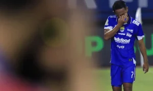 Doc : Momen gelandang Persib Beckham Putra menangis setelah dikartu merah di laga lawan Dewa United di Stadion Gelora Bandung Lautan Api, Kota Bandung, Jumat 21 November 2025 silam.