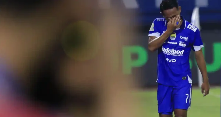 Doc : Momen gelandang Persib Beckham Putra menangis setelah dikartu merah di laga lawan Dewa United di Stadion Gelora Bandung Lautan Api, Kota Bandung, Jumat 21 November 2025 silam.