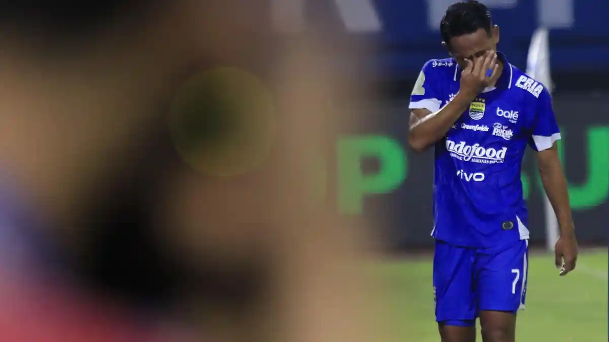 Doc : Momen gelandang Persib Beckham Putra menangis setelah dikartu merah di laga lawan Dewa United di Stadion Gelora Bandung Lautan Api, Kota Bandung, Jumat 21 November 2025 silam.
