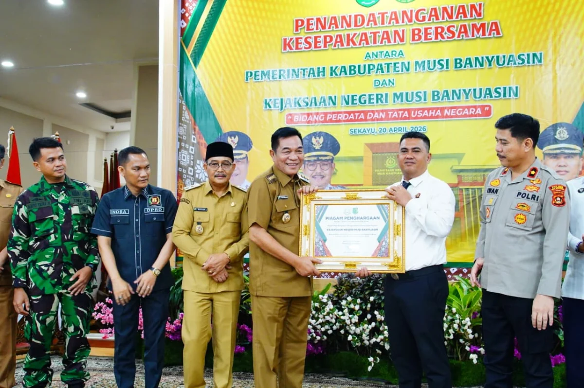 Bupati Muba Toha Tohet bersama Kajari menandatangani MoU bidang hukum