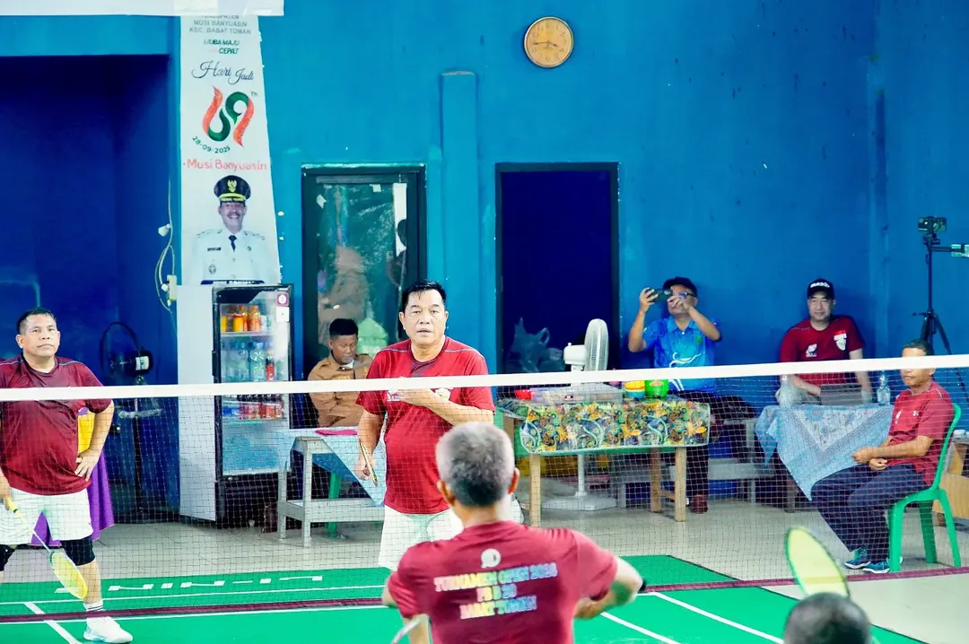 Bupati Muba Toha Tohet bermain badminton di GOR Babat Toman