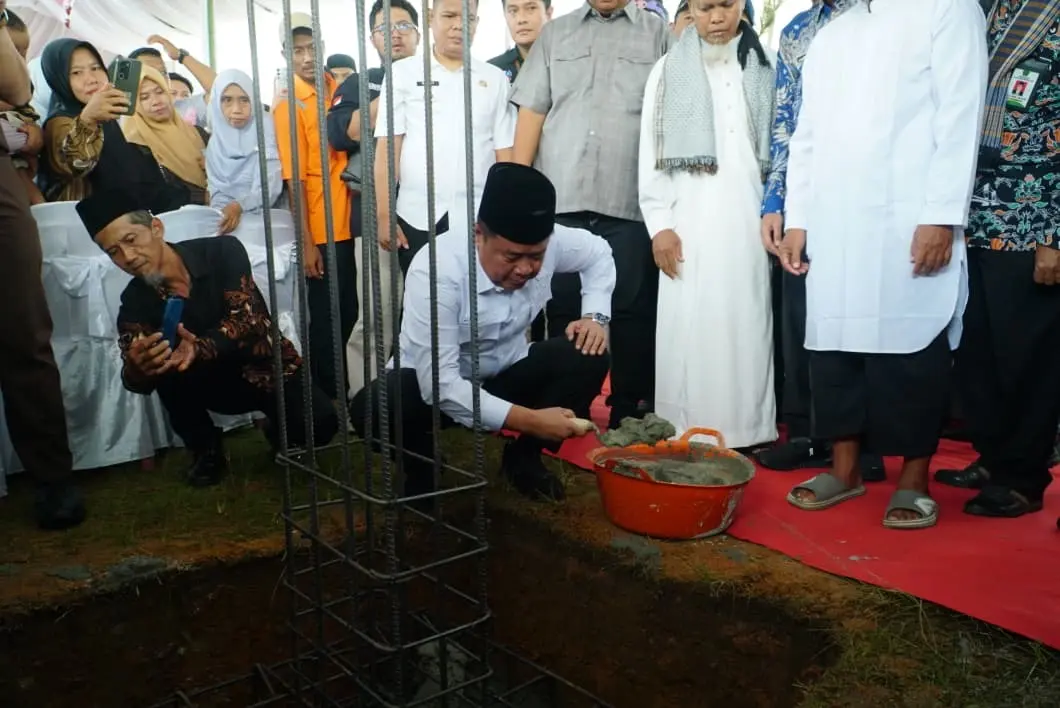 Wagub Sumsel Cik Ujang meletakkan adukan semen pada batu pertama Masjid Baitul Huda OKU Timur.