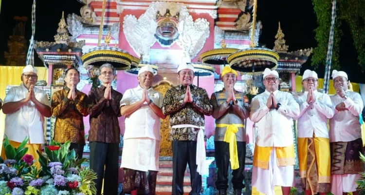 dharma-santi-nyepi-sumsel-herman-deru-pura-sriwijaya Gubernur Herman Deru bersama tokoh agama Hindu di Dharma Santi Nyepi Sumsel 2026.