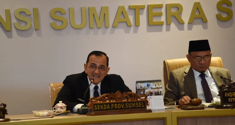 Sekda Sumsel Edward Candra dan Ketua DPRD Sumsel Andie Dinialdie dalam Rapat Bamus.