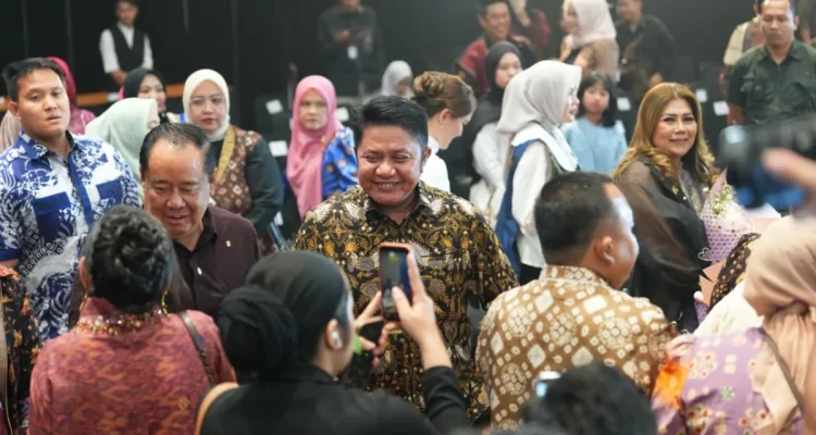 fashion-show-wastra-sumsel-herman-deru-febrita-lustia Gubernur Sumsel Herman Deru acara Fashion Show Wastra Sumsel.