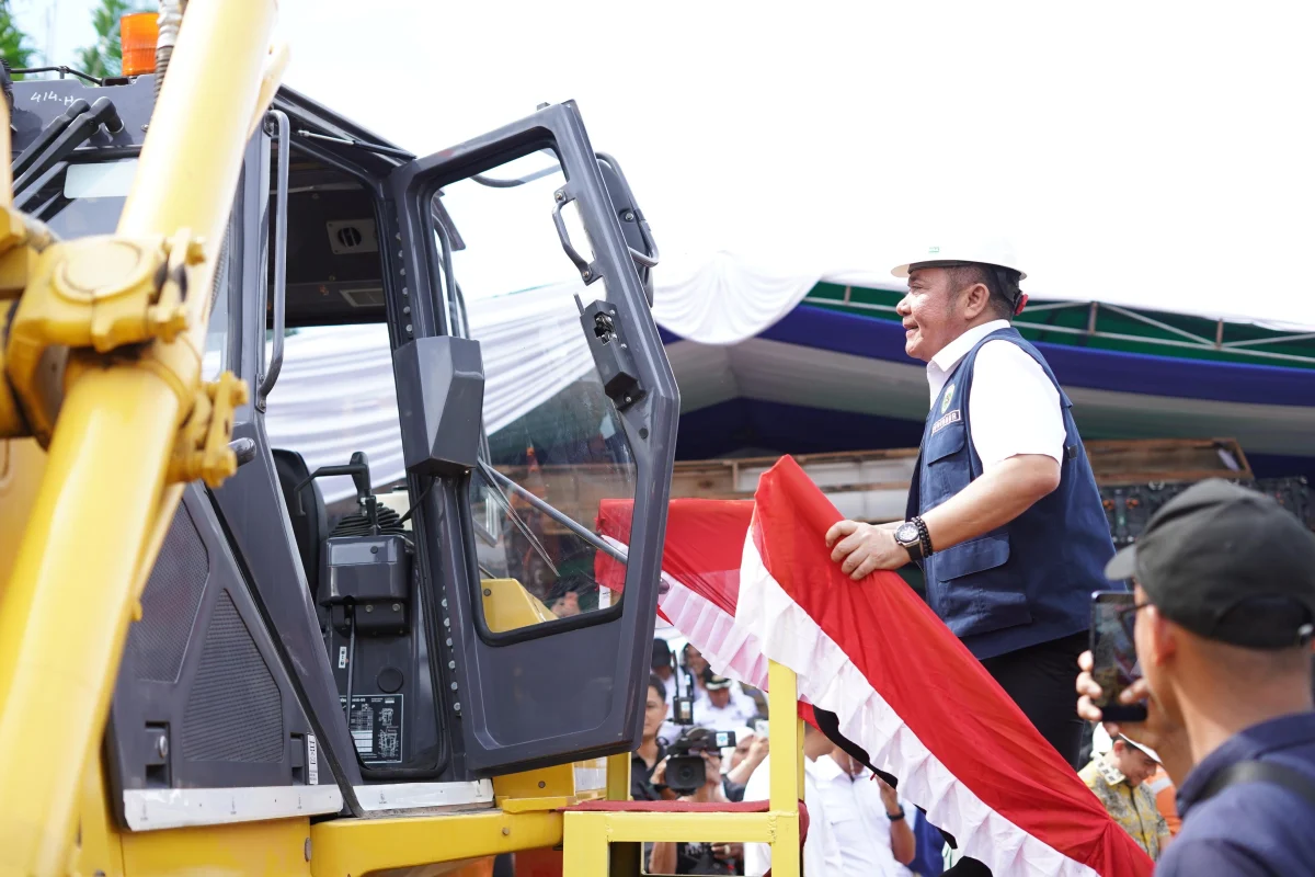 Gubernur Herman Deru menekan sirine tanda dimulainya pembangunan jalan khusus batubara PT BSPC di Muba