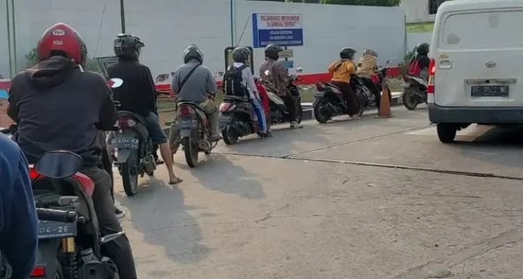Antrean panjang kendaraan di SPBU Palembang akibat isu kenaikan BBM 1 April.
