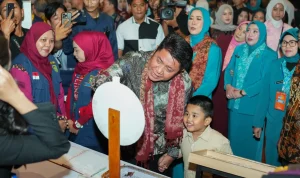 Gubernur Herman Deru bersama Ketua TP PKK Feby Herman Deru dalam acara HKG PKK Sumsel 2026 di Palembang.