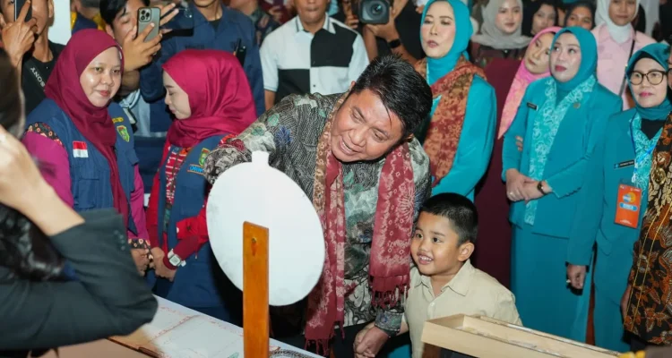Gubernur Herman Deru bersama Ketua TP PKK Feby Herman Deru dalam acara HKG PKK Sumsel 2026 di Palembang.