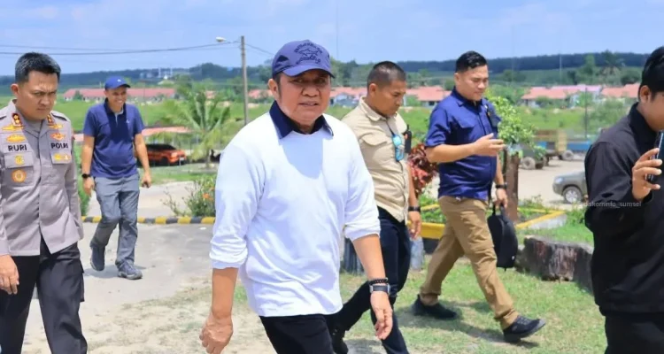 Gubernur Herman Deru saat meninjau lokasi bekas kebakaran sumur minyak di HGU PT Hindoli Muba.