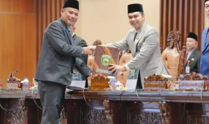 Penyerahan laporan Pansus Perkebunan DPRD Sumsel oleh Aswan Mufti kepada Raden Gempita.