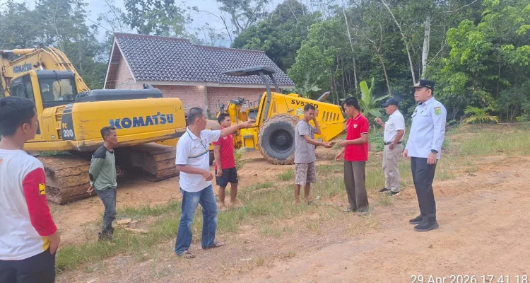 Proses pembersihan lumpur jalan Desa Mekar Jaya Jirak Jaya menggunakan alat berat PUPR.