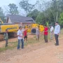 Proses pembersihan lumpur jalan Desa Mekar Jaya Jirak Jaya menggunakan alat berat PUPR.