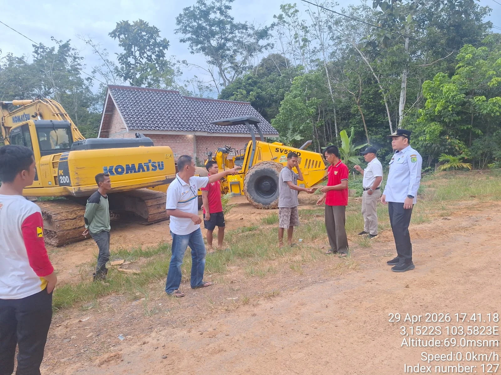 Proses pembersihan lumpur jalan Desa Mekar Jaya Jirak Jaya menggunakan alat berat PUPR.
