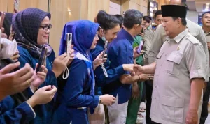 Presiden Prabowo Subianto memberikan keterangan pers kepada awak media di RSUD dr. Chasbullah Abdulmadjid, Kota Bekasi, pada Selasa, 28 April 2026. Foto: BPMI Setpres.