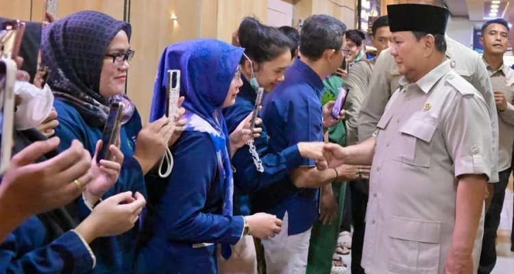 Presiden Prabowo Subianto memberikan keterangan pers kepada awak media di RSUD dr. Chasbullah Abdulmadjid, Kota Bekasi, pada Selasa, 28 April 2026. Foto: BPMI Setpres.