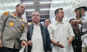 Wakil Ketua DPR Sufmi Dasco Ahmad bersama Utusan Khusus Presiden Bidang Pembinaan Generasi Muda dan Pekerja Seni Raffi Ahmad memantau langsung evakuasi korban kecelakaan antara KRL Commuterline di Bekasi Timur.