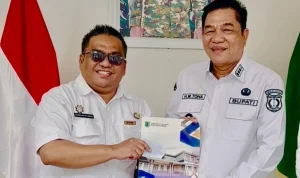 Kepala Dinas Tenaga Kerja dan Transmigrasi Muba, Herryandi Sinulingga bersama Bupati Muba Toha.