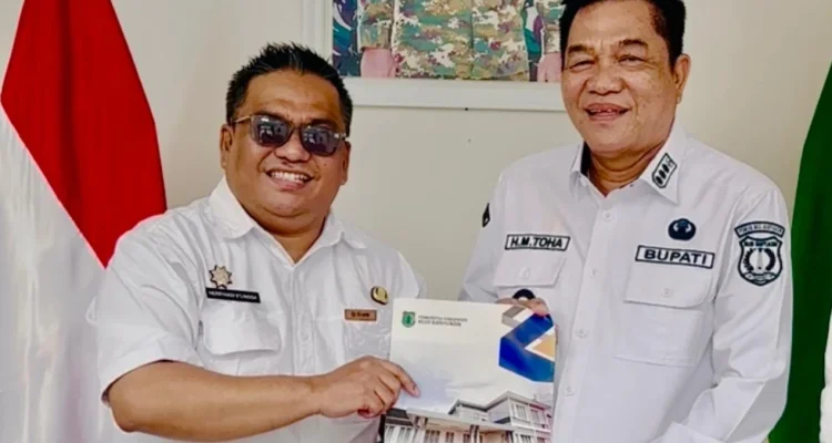 Kepala Dinas Tenaga Kerja dan Transmigrasi Muba, Herryandi Sinulingga bersama Bupati Muba Toha. Kepala Dinas Tenaga Kerja dan Transmigrasi Muba, Herryandi Sinulingga bersama Bupati Muba Toha.
