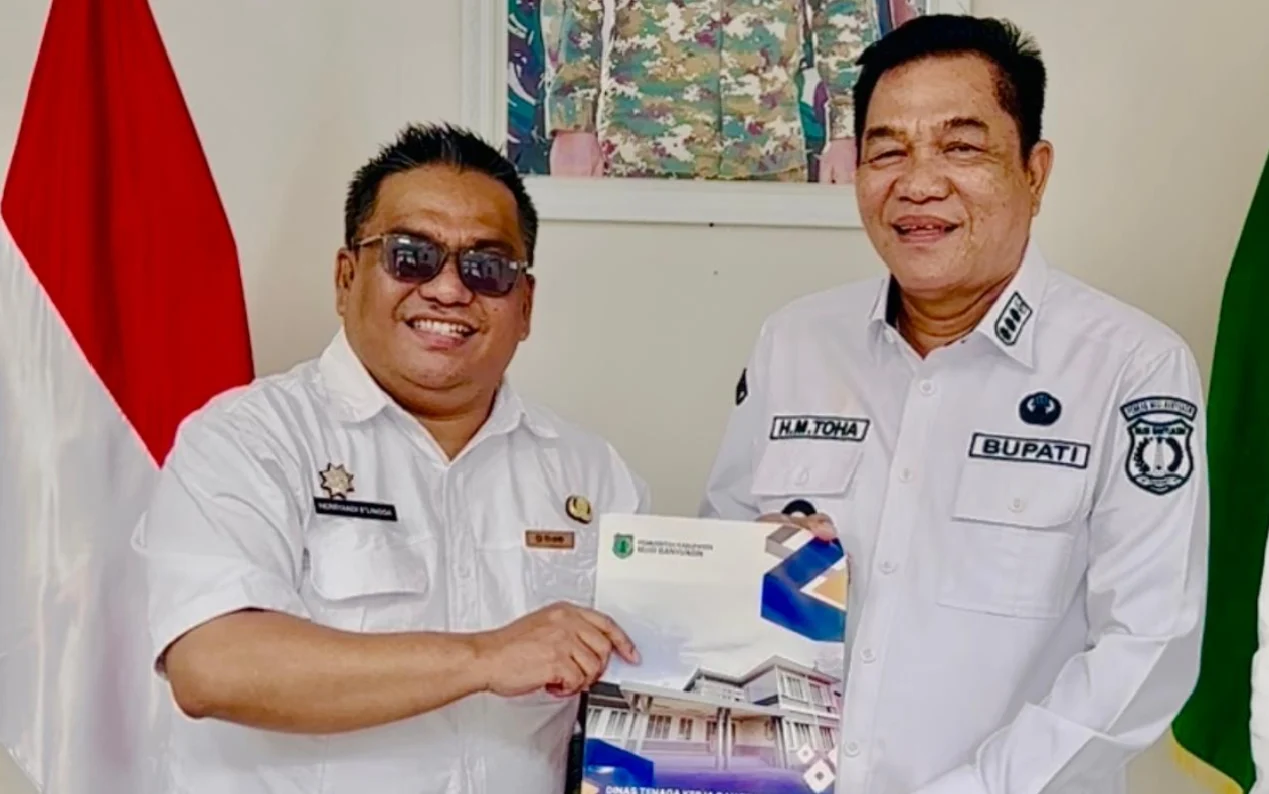 Kepala Dinas Tenaga Kerja dan Transmigrasi Muba, Herryandi Sinulingga bersama Bupati Muba Toha.