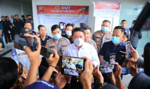 Gubernur Sumatera Selatan Herman Deru mendatangi Rumah Sakit Bhayangkara Moh Hasan.