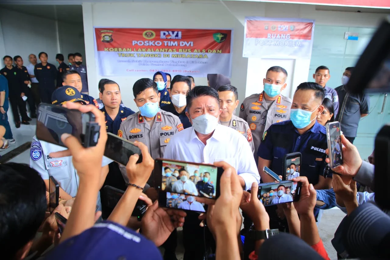 Gubernur Sumatera Selatan Herman Deru mendatangi Rumah Sakit Bhayangkara Moh Hasan.