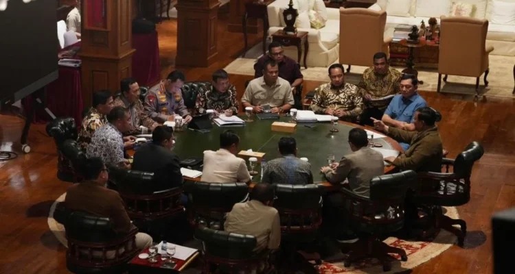 Prabowo Kumpulkan Elit di Hambalang. Prabowo Kumpulkan Elit di Hambalang.