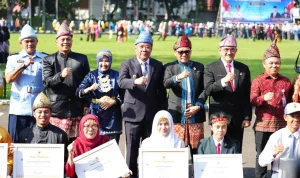 Wakil Gubernur Sumatera Selatan, H. Cik Ujang, memimpin upacara bendera dalam rangka peringatan Hari Pendidikan Nasional (Hardiknas) 2026.