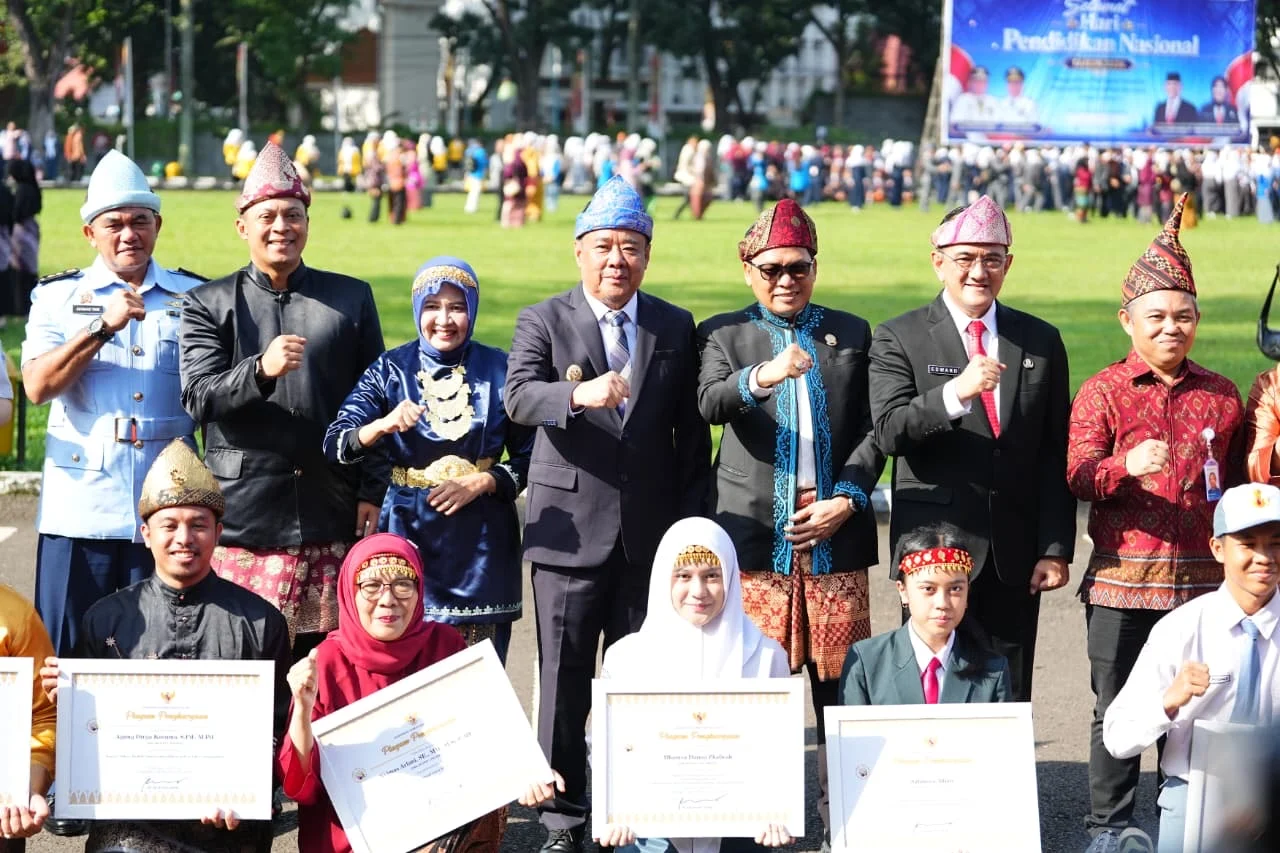 Wakil Gubernur Sumatera Selatan, H. Cik Ujang, memimpin upacara bendera dalam rangka peringatan Hari Pendidikan Nasional (Hardiknas) 2026.