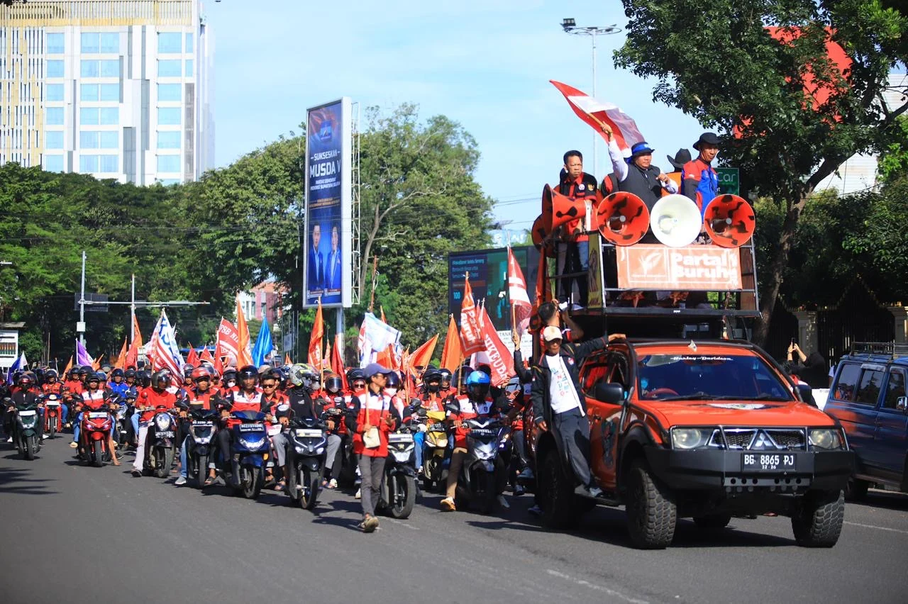 Ribuan Massa Aksi Buruh menuju Kantor DPRD Prov. Sumsel dalam gelaran aksi May Day 2026.