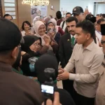Wapres Gibran Rakabuming Raka bersama Menhaj Mochamad Irfan Yusuf meninjau layanan Makkah Route di Bandara Internasional Juanda. Wapres Gibran Rakabuming Raka bersama Menhaj Mochamad Irfan Yusuf meninjau layanan Makkah Route di Bandara Internasional Juanda.