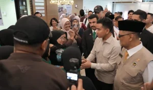 Wapres Gibran Rakabuming Raka bersama Menhaj Mochamad Irfan Yusuf meninjau layanan Makkah Route di Bandara Internasional Juanda.