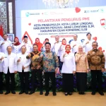 akuntabilitas-anggaran-pmi-sumsel-herman-deru Gubernur Herman Deru dan Ketua PMI Sumsel Hj Feby Herman Deru berfoto bersama pengurus PMI 4 kabupaten/kota setelah pelantikan di Griya Agung.