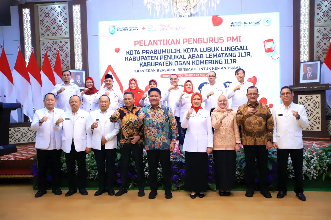 akuntabilitas-anggaran-pmi-sumsel-herman-deru Gubernur Herman Deru dan Ketua PMI Sumsel Hj Feby Herman Deru berfoto bersama pengurus PMI 4 kabupaten/kota setelah pelantikan di Griya Agung.