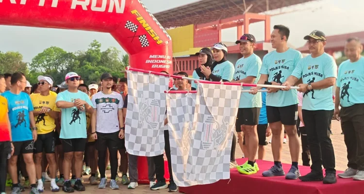 Suasana ratusan pelari Bhayangkara Fun Run 2026 saat start di Stable Berkuda Sekayu.